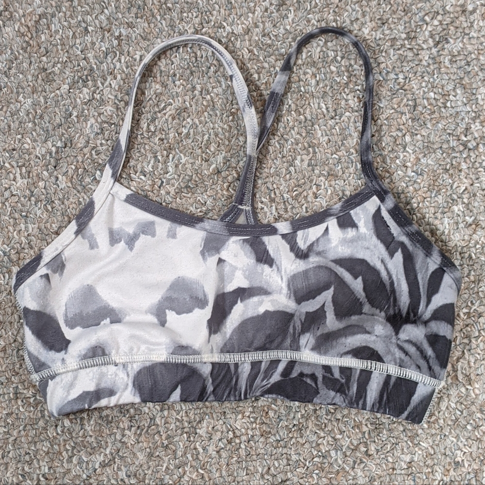 Lululemon sports bra size 4